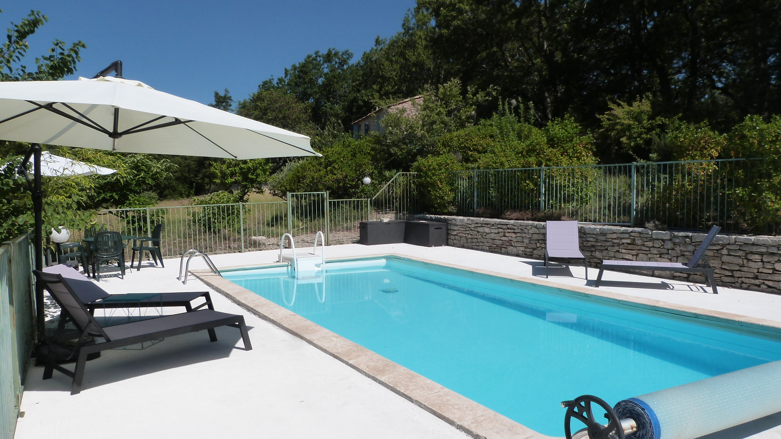 La piscine, la Maison au fond